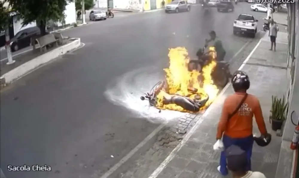 Moto pega fogo após cair no chão e é completamente destruída em Brumado; veja o vídeo