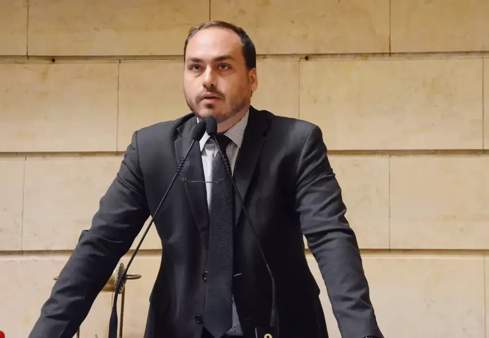 Carlos Bolsonaro é alvo da PF em operação sobre uso irregular da Abin