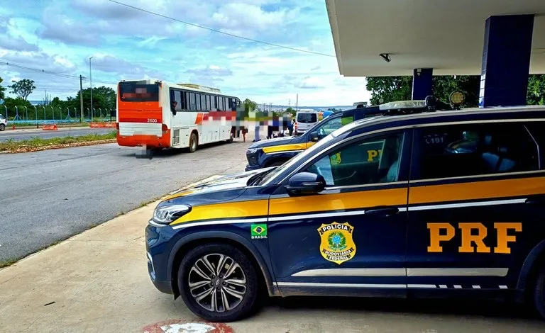 PRF flagra motorista com CNH provisória para moto dirigindo ônibus com quase 50 pessoas em Vitória da Conquista