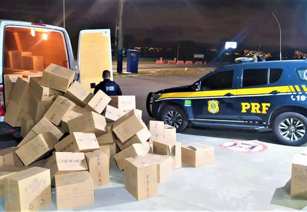 Van recheada de cigarros sem nota fiscal é retida pela PRF em Vitória da Conquista (BA)