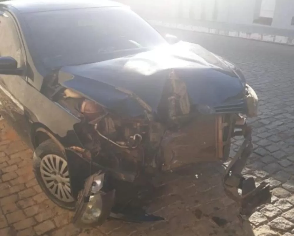 Carro colide em poste na Rua Antônio Francisco da Silva em Brumado