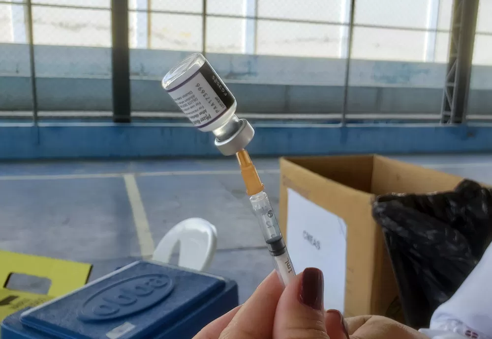 Brumado inicia aplicação da dose de reforço bivalente contra a COVID-19