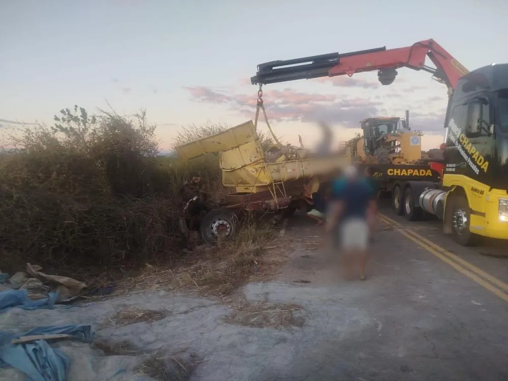 Condutor morre após caminhão tombar na BR-349, entre Caturama e Ibipitanga