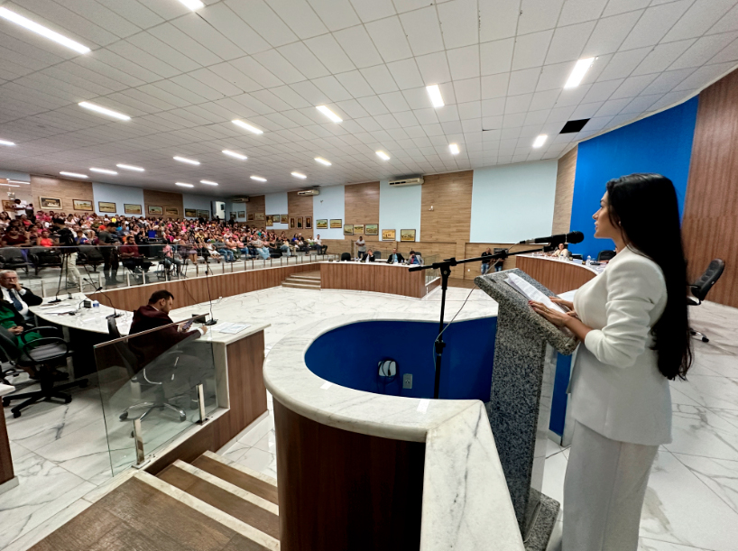 Coordenadora do Move Mulher em Brumado, Abiara Dias Abrantes, faz balanço das conquistas e projetos futuros em discurso na Câmara de Vereadores
