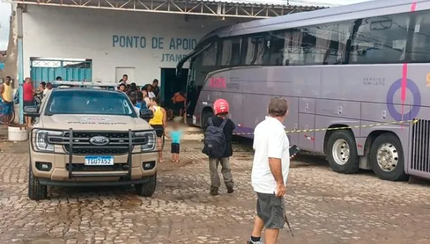 Ônibus invade ponto de embarque e provoca duas mortes e feridos graves no sudoeste baiano