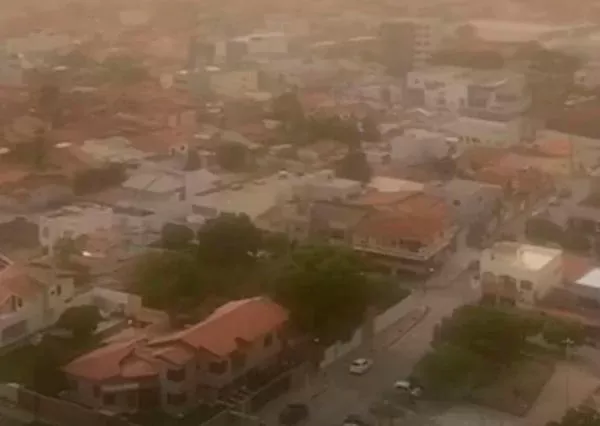 Nuvem de poeira encobre a cidade de Barreiras, Oeste da Bahia