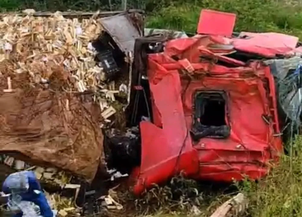 Caminhão carregado com frutas tomba na BA-142, em Barra da Estiva