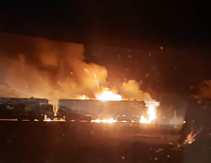 Carreta pega fogo após colisão com locomotiva da VLI em Brumado