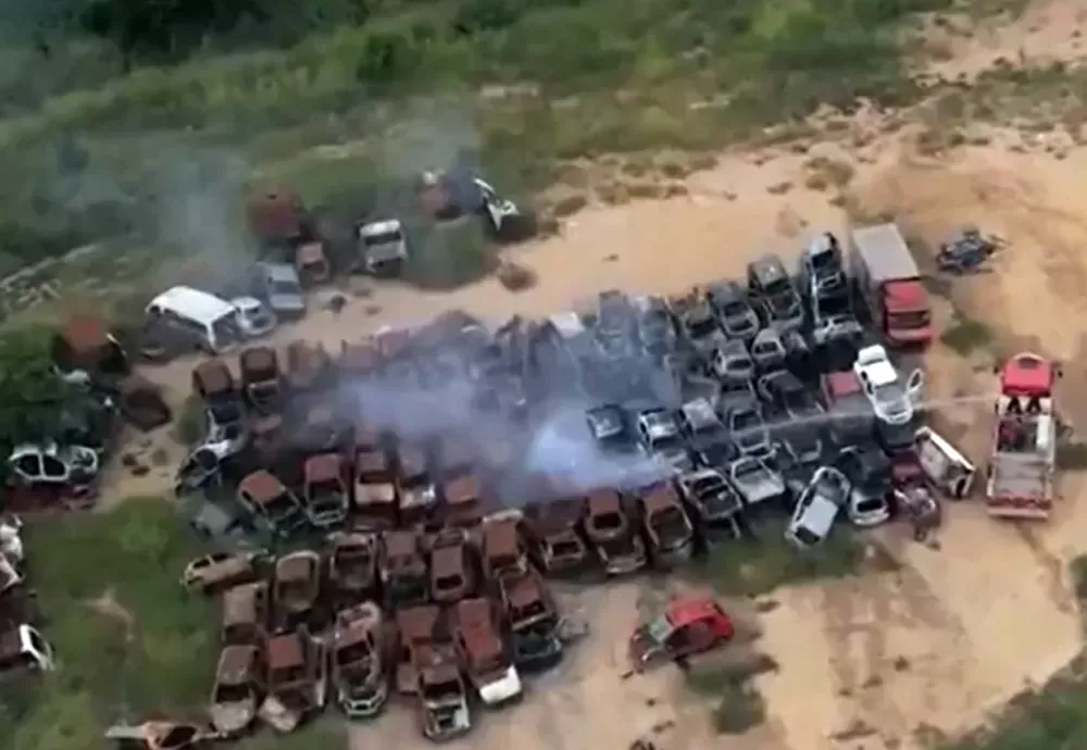 Pátio da delegacia de Vitória da Conquista é atingido por incêndio e veículos são destruídos