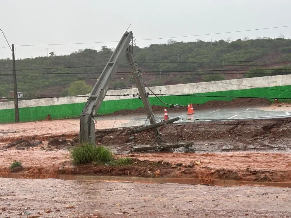 Chuva intensa causa quedas de árvores, postes e placas em Brumado