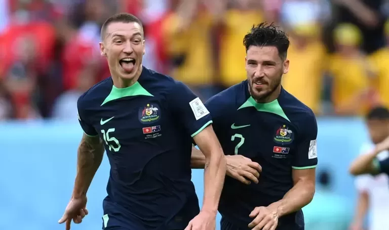 Austrália fura defesa da Tunísia, vence e se mantém viva na Copa