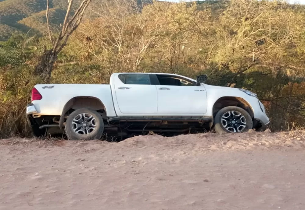 Motorista escapa ileso após quase cair em ribanceira na estrada entre Barra da Estiva e Iramaia