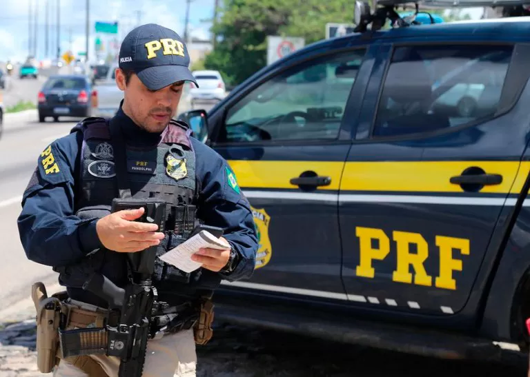 PRF apreende motocicleta adulterada encontrada em bagageiro de ônibus em Vitória da Conquista