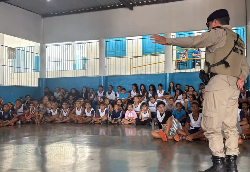 Brumado: Escola municipal de Tempo Integral recebe visita da Polícia Militar para promover segurança e aproximação com a comunidade escolar