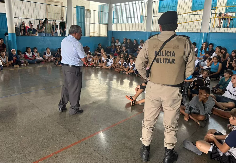 Brumado: Escola municipal de Tempo Integral recebe visita da Polícia Militar para promover segurança e aproximação com a comunidade escolar