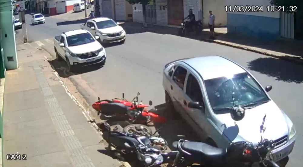 Polícia Militar age rapidamente após colisão de carro em motocicletas em Livramento de Nossa Senhora