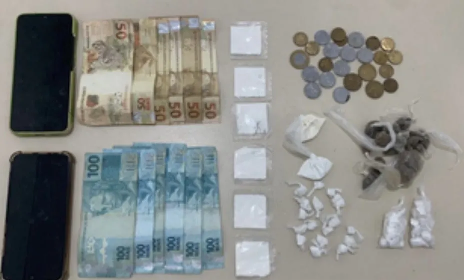 80ª CIPM prende três pessoas por tráfico de drogas em Condeúba; cocaína, maconha e dinheiro foram apreendidos