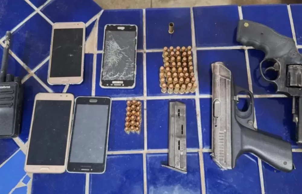 Brumado: Três homens e um menor são presos com armas e drogas em Lagoa da Jurema