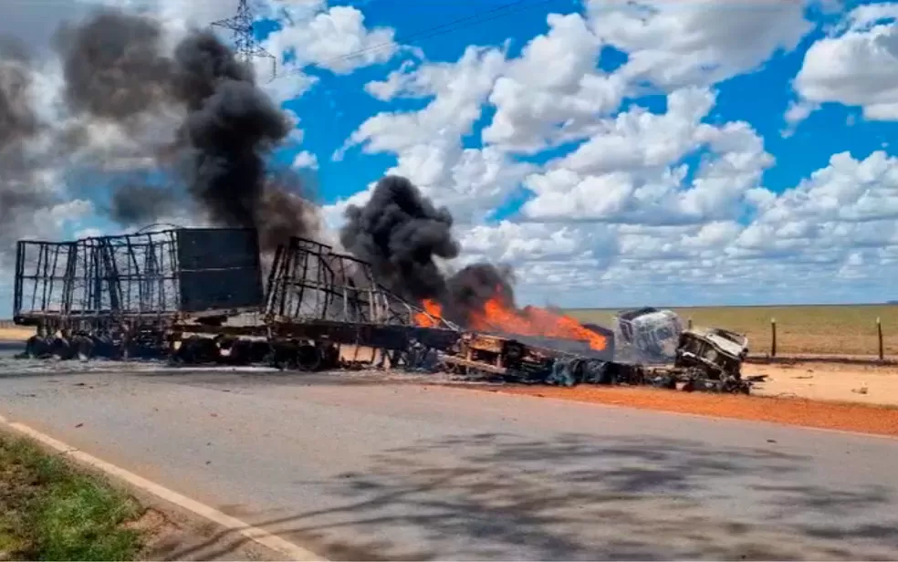 Colisão frontal entre carretas deixa dois motoristas carbonizados no Oeste da Bahia