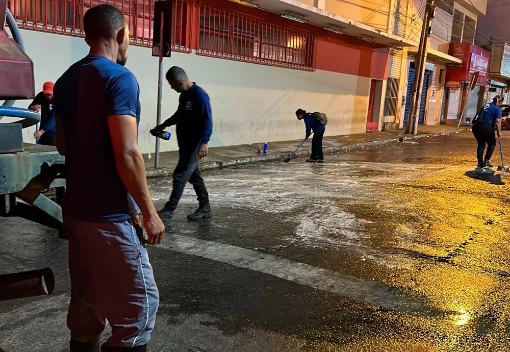 Equipe realiza operação de limpeza intensiva após o Carnaval em Brumado