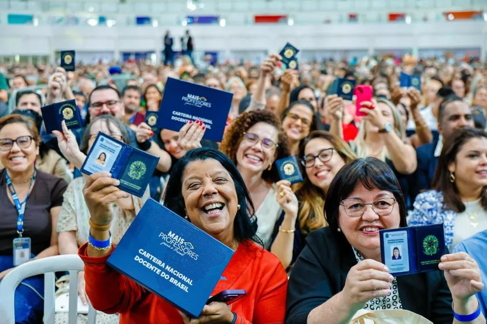 Carteira do Docente é gesto de reconhecimento. E educação é 'luz no fim do túnel', diz Lula