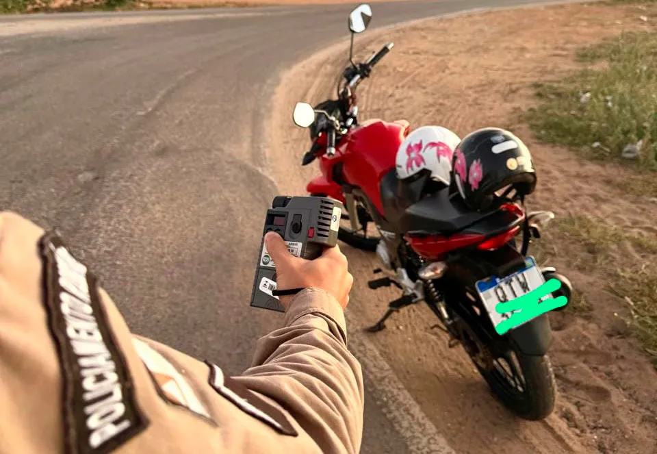 Motociclista é autuado após recusar teste do bafômetro na BA-262, em Brumado