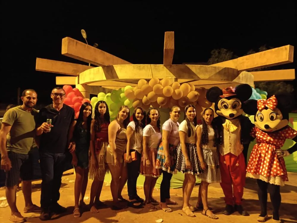 Criança na Praça: Evento em Cristalândia faz a alegria das crianças com brincadeiras e presentes