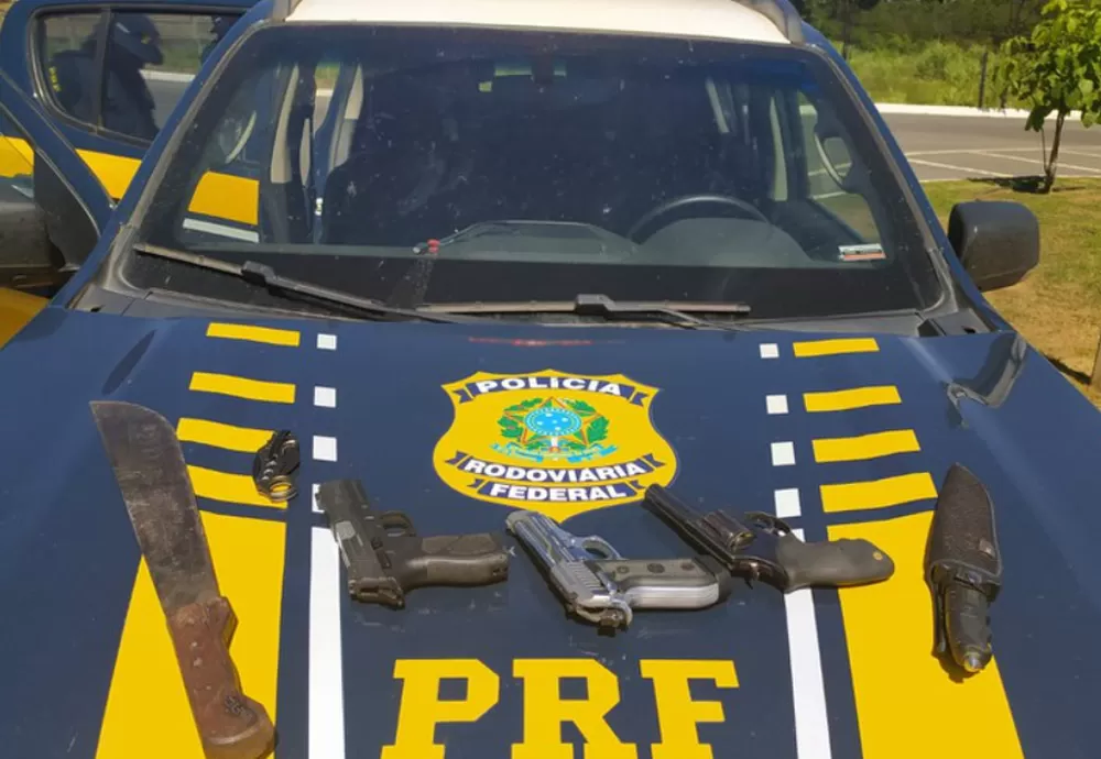 Com roupas camufladas, três homens são presos portando pistolas, revólver e farta quantidade de munição