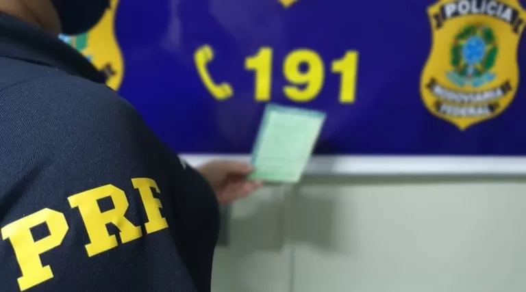 Homem é preso pela PRF após apresentar CNH falsa durante abordagem no sudoeste da Bahia