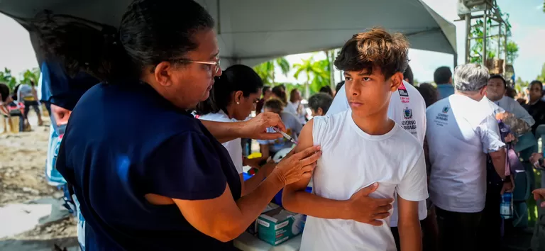 Ministério da Saúde recomenda ampliar vacinação da dengue para público de 6 a 16 anos
