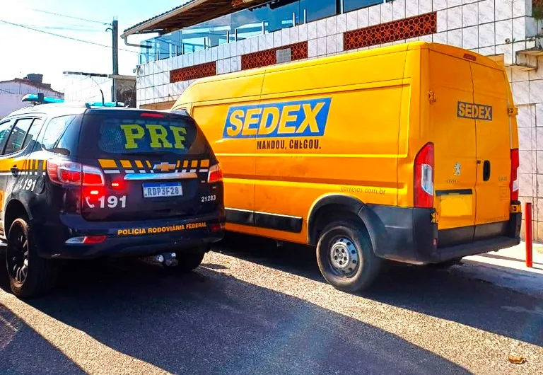 Furgão caracterizado irregularmente como veículo dos Correios é apreendido pela PRF na BR 324