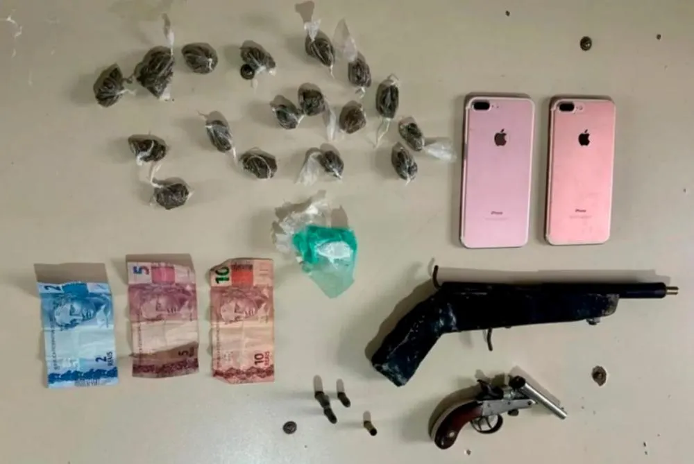 CIPE Sudoeste apreende drogas e armas em operação no bairro Alto Caiçara, em Guanambi