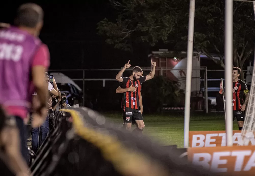 Série B: Zagueiro-artilheiro Wagner Leonardo de cabeça garante a liderança do Vitória