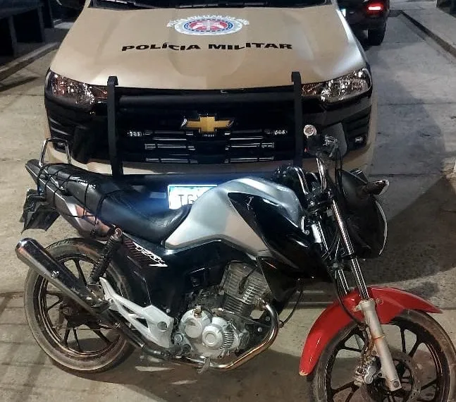 24º BPM recupera motocicleta com restrição de furto/roubo durante blitz em Tanhaçu