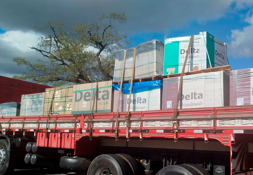 Polícia Rodoviária Estadual apreende carga de piso cerâmico sem nota fiscal em Brumado