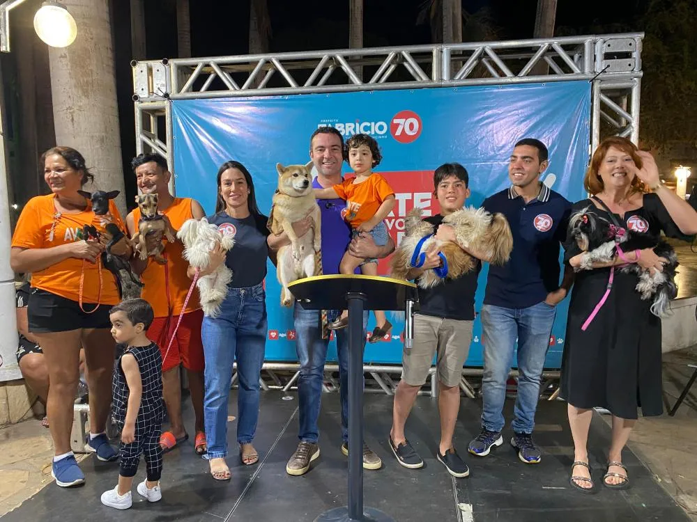 Em praça pública Fabrício apresenta projetos e reúne defensores da causa animal em Brumado