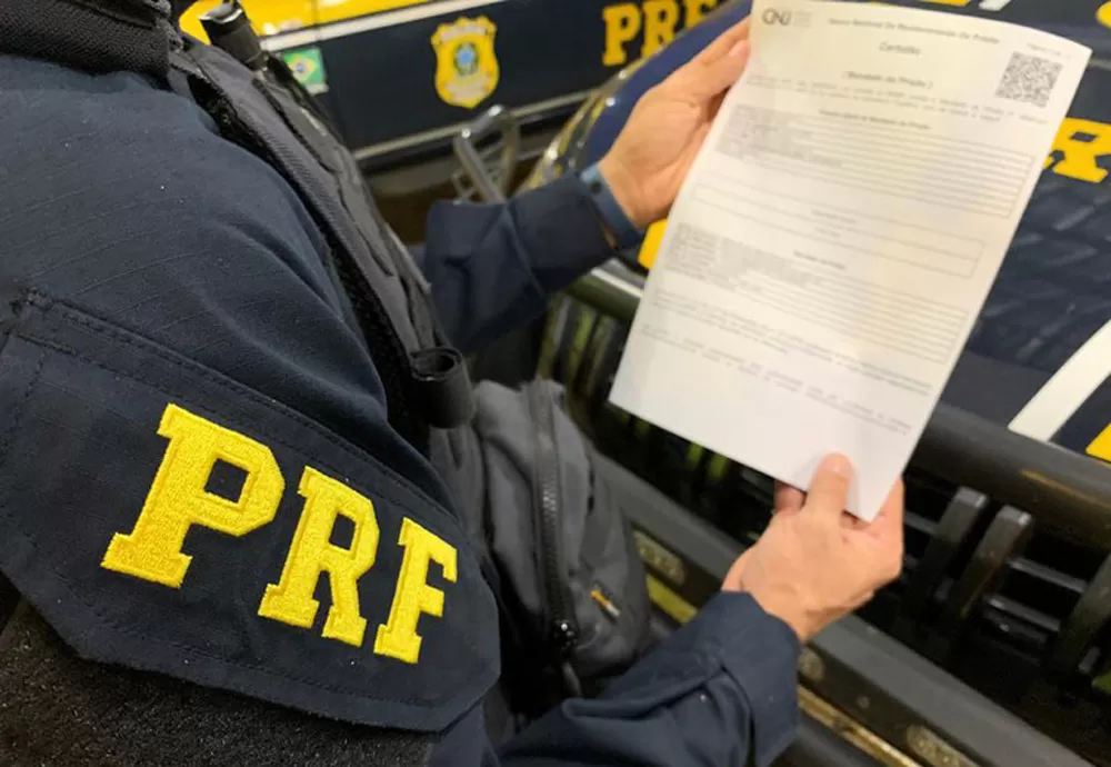 PRF cumpre mandado de prisão e prende passageiro de ônibus na BR 116