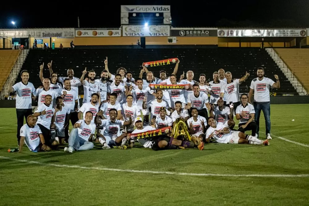 Vitória vence de virada e garante acesso à Série A