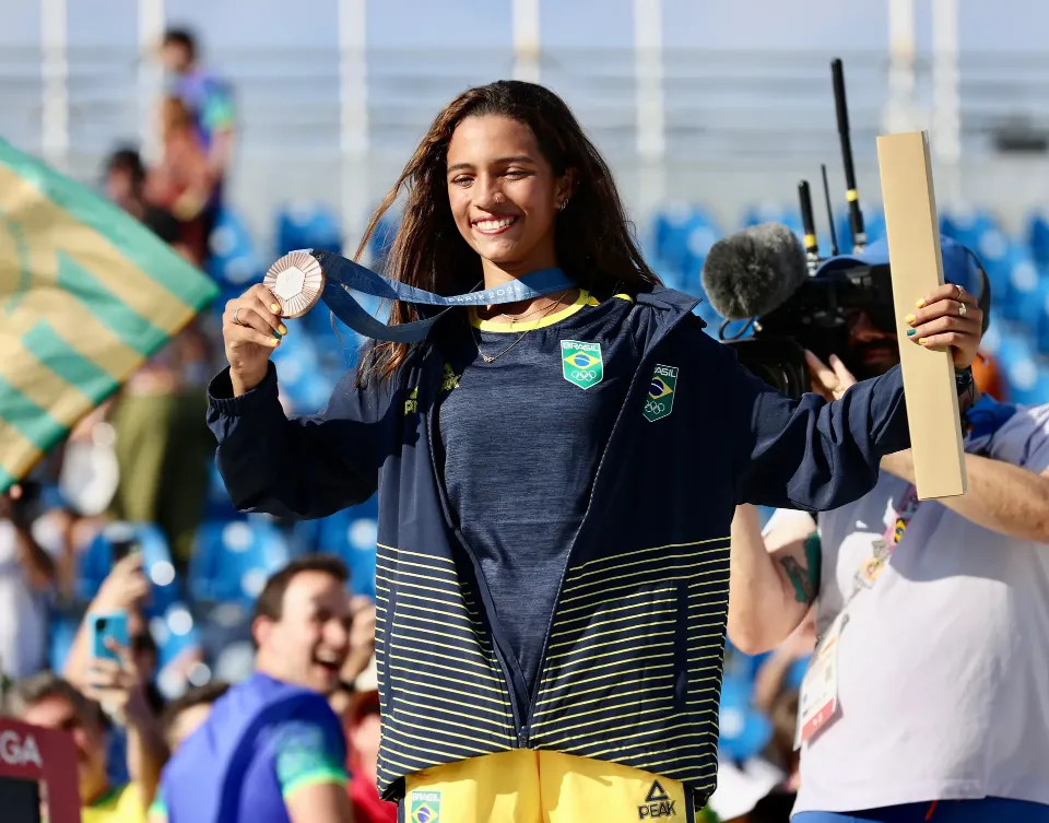 Rayssa Leal bate próprio recorde e fica com o bronze no skate street feminino