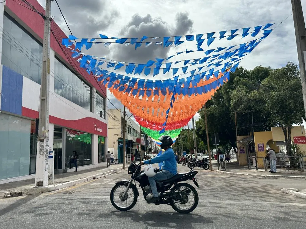 CDL divulga horário especial do comércio de Brumado para o mês de junho
