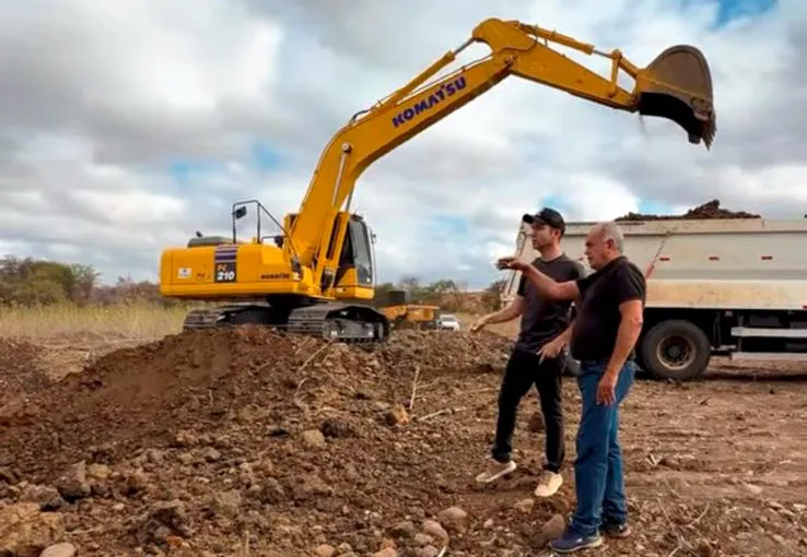 Prefeito de Brumado, Fabrício Abrantes, e vereador Glaudson Dias acompanham limpeza de aguada na comunidade de Bernardo José