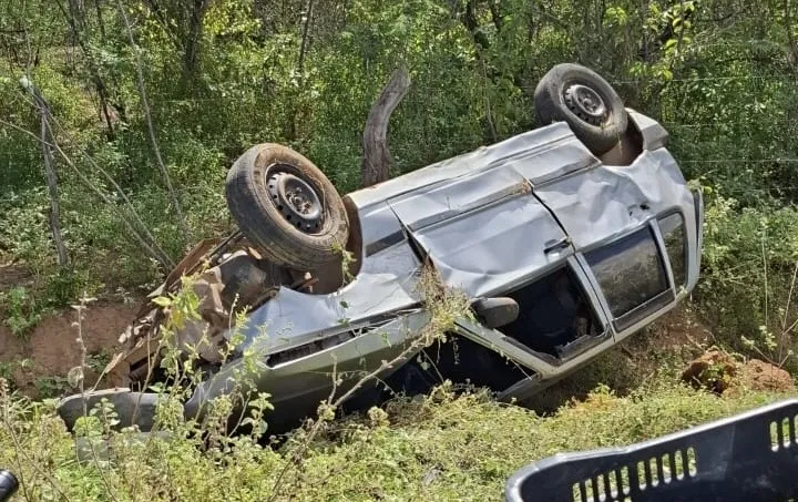 Brumado: Motorista fica ferido após capotar carro em curva na estrada entre a BA-262 e Arrecife