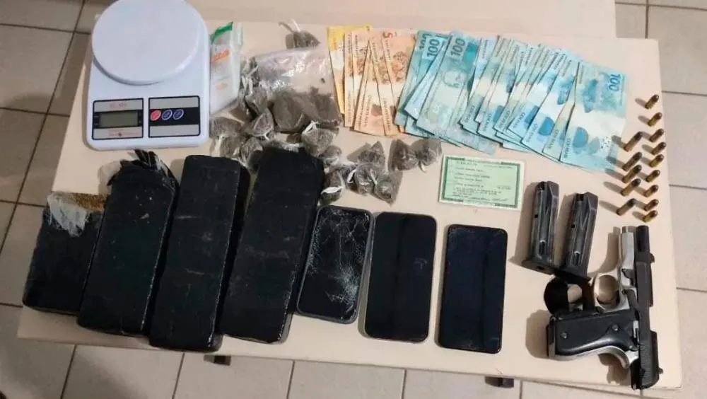 Operação da Rondesp Sudoeste em Vitória da Conquista resulta em apreensão de drogas e arma