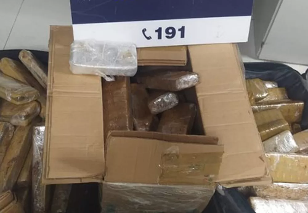 PRF apreende 60 kg de maconha e captura foragido do sistema prisional usando documento falso