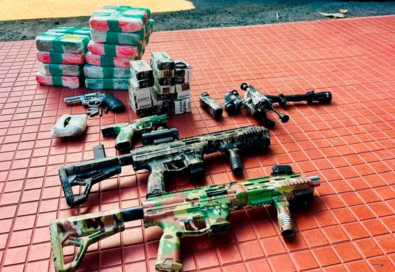 PRF apreende drogas, armas, munições e granadas em ônibus abordado na BR-116, em Jequié