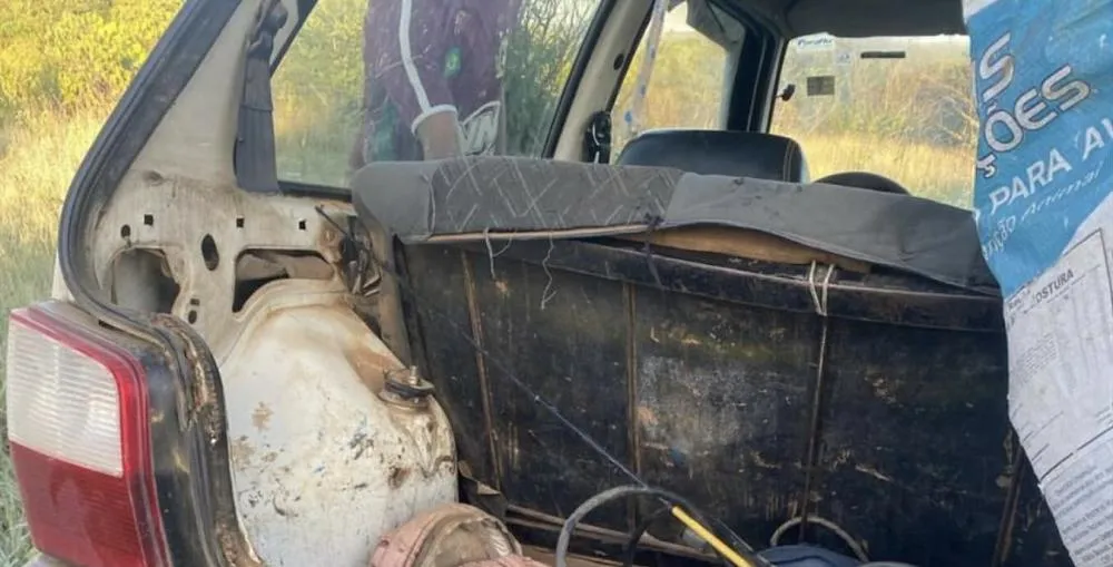 Suspeitos de furto abandonam carro e fogem para mata em Aracatu