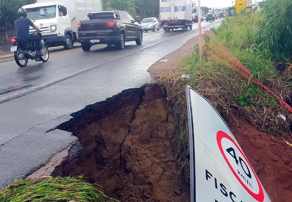 PRF alerta para interdição parcial na BR-101, em Santo Antônio de Jesus (BA)