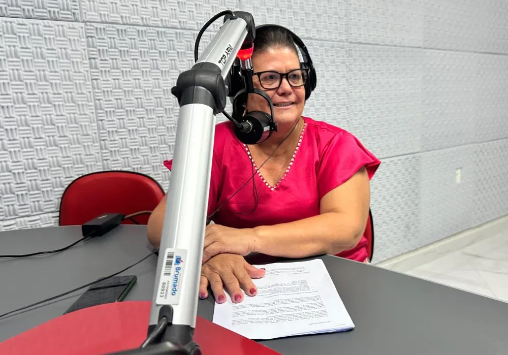 Vereadora Verimar do Sindicato destaca importância da prevenção ao câncer de mama durante entrevista na Rádio Câmara FM