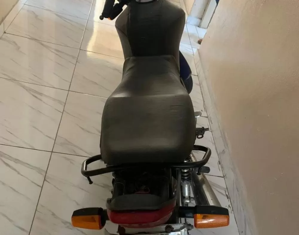 Motocicleta abandonada com chassi raspado é conduzida à delegacia em Aracatu