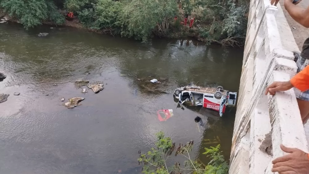 Carreta desgovernada lança veículos dos Bombeiros em Rio durante socorro a acidente